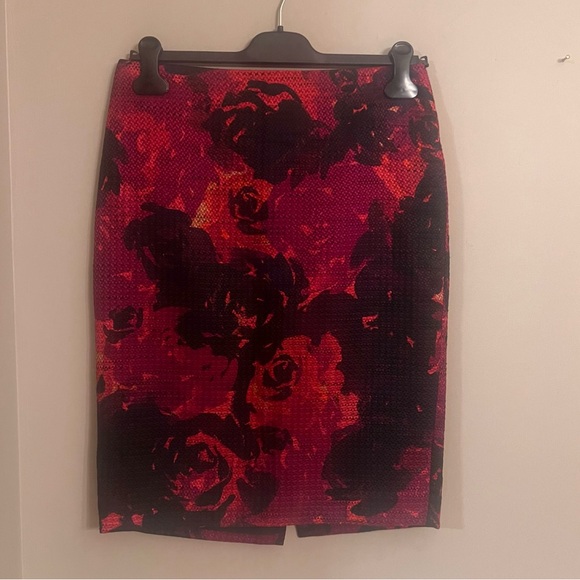 Ann Taylor Red Rose and Black Abstract Textured Floral Pencil Skirt Sz 4 - Picture 4 of 8